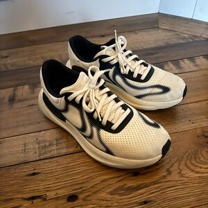 Lululemon beyondfeel running shoe Cream and Black